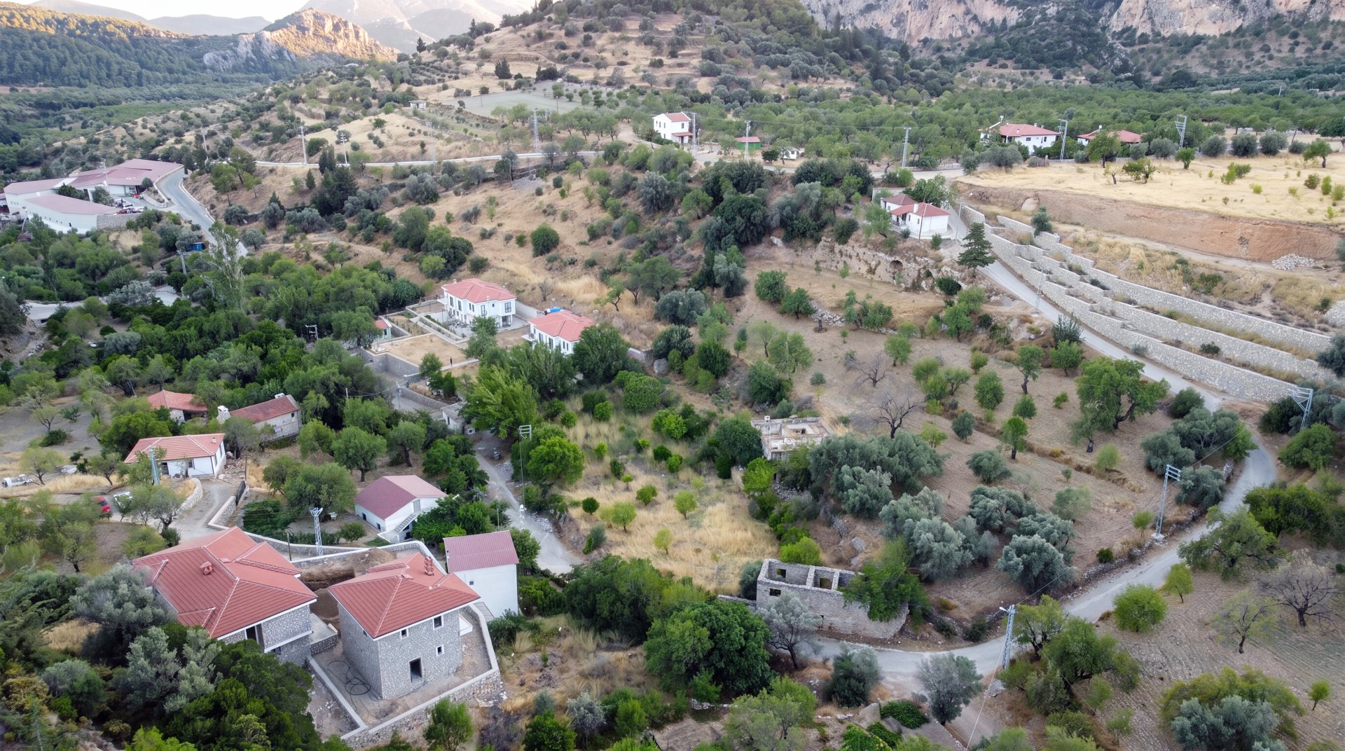 MÜKEMMEL LOKASYON ÇİFTLİK ARSASI